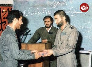 عکس؛ سفر در زمان؛ «شهید عباس بابایی» در کنار افسر آموزش آمریکایی؛ سال 1350