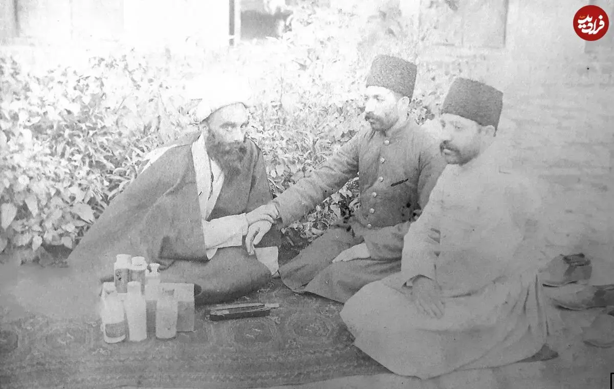 عکس| سفر زمان؛ چشم پزشک در حال معاینه رایگان چشم یک پیرمرد بیمار؛ سال 1313