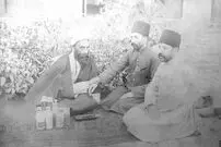 عکس| سفر زمان؛ چشم پزشک در حال معاینه رایگان چشم یک پیرمرد بیمار؛ سال 1313
