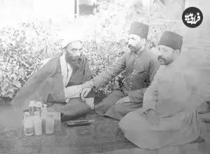 عکس| سفر زمان؛ چشم پزشک در حال معاینه رایگان چشم یک پیرمرد بیمار؛ سال 1313