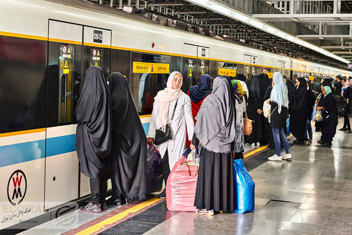 (عکس) این مسافر متروی تهران به خاطر شباهت به محمدرضا شجریان مشهور شد