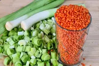 (ویدئو) نحوه پخت یک غذای ترکیه ای ارزان و خوشمزه با تره فرنگی و سیب زمینی