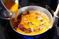 ببینید| غذای خیابانی در ژاپن؛ پخت املت برنج، تخم مرغ و گوشت در توکیو