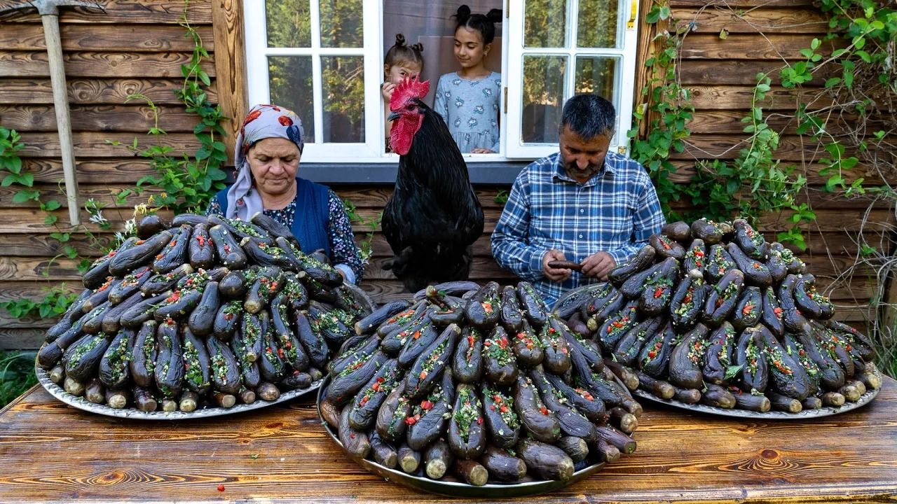 (ویدئو) نحوه درست کردن ترشی خوشمزه بادمجان به روش بانوی روستایی آذربایجانی