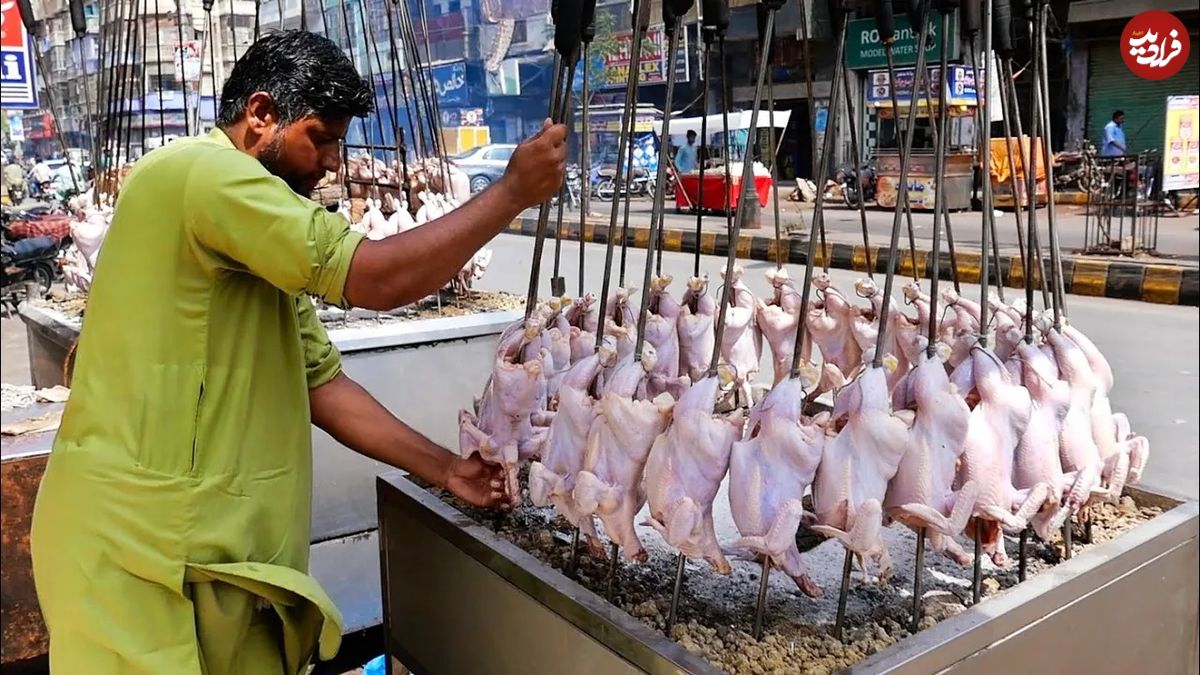 (ویدئو) غذای خیابانی در پاکستان؛ کباب کردن هیجان انگیز ده ها مرغ دور آتش