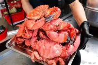 ببینید| غذای خیابانی در ویتنام؛ پخت غذا با برنج و خرچنگ ملکه قرمز در هانوی