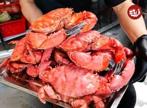 ببینید| غذای خیابانی در ویتنام؛ پخت غذا با برنج و خرچنگ ملکه قرمز در هانوی