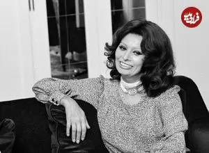 عکس| سفر در زمان؛ «سوفیا لورن» در حال امضا دادن به تماشاگران در بولونیا؛ سال 1334