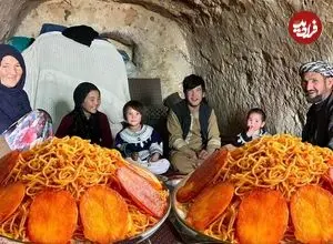 ببینید| غذای روستایی در افغانستان؛ پخت ماکارونی با ته دیگ سیب زمینی در غار
