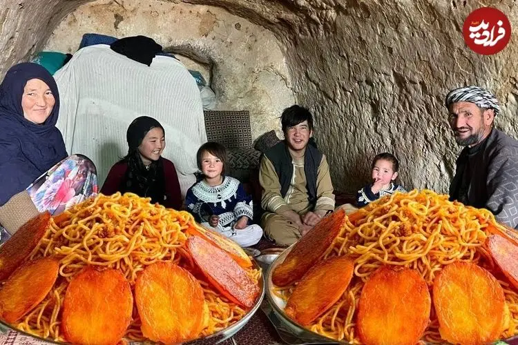 ببینید| غذای روستایی در افغانستان؛ پخت ماکارونی با ته دیگ سیب زمینی در غار
