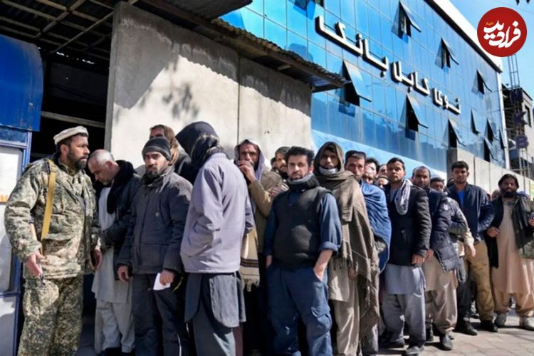 ببینید؛ صف طولانی افغان‌ها جلوی سفارت ایران در کابل برای گرفتن گذرنامه و ورود قانونی به ایران!