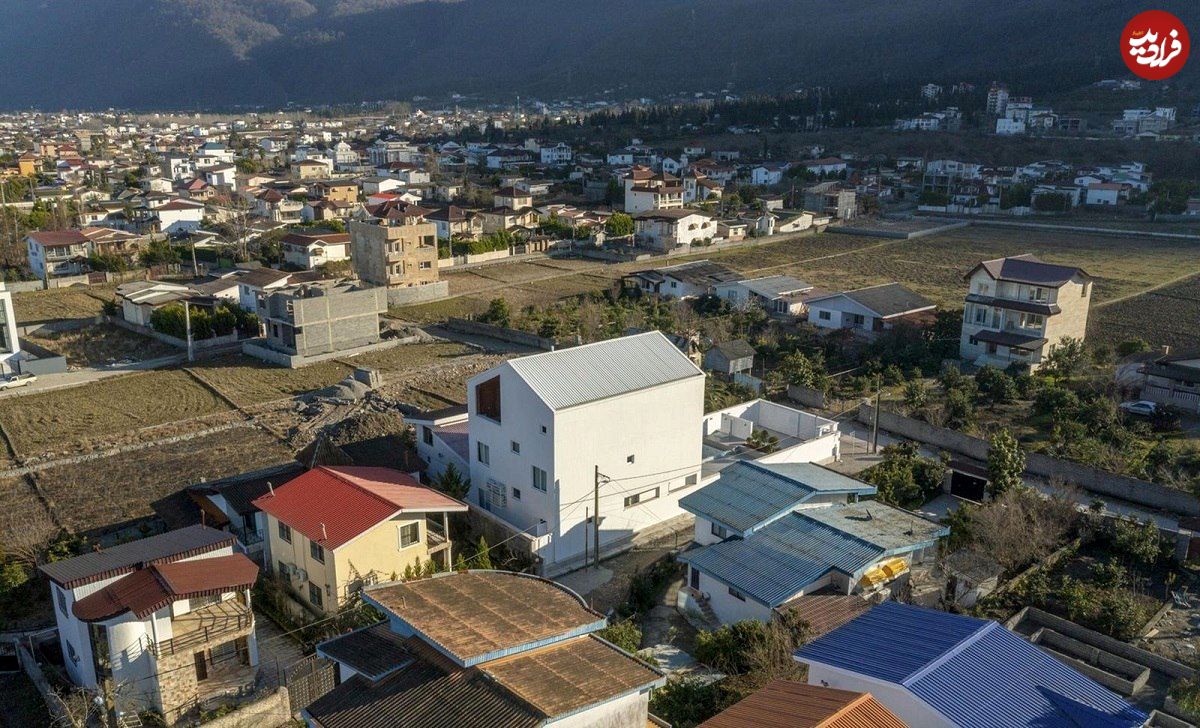 تصاویر؛ این خانه در نوشهر از جنوب به جنگل و از شرق به شالیزار دید دارد؛ اینجا معماری دیدار است