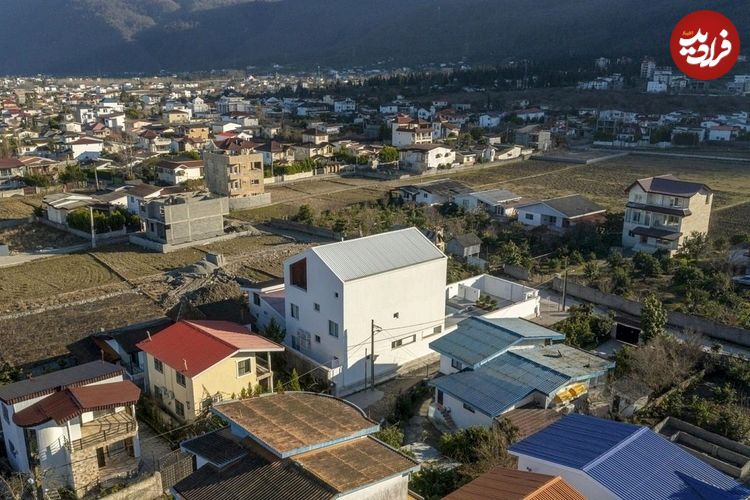 تصاویر؛ این خانه در نوشهر از جنوب به جنگل و از شرق به شالیزار دید دارد؛ اینجا معماری دیدار است