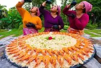 ببینید| غذای روستایی در سنگاپور؛ تهیه نودل با برنج و میگو در یک روستای سرسبز