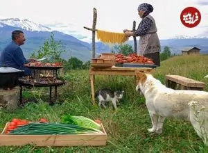 ببینید| غذای روستایی در آذربایجان؛ پخت پاستا با خرچنگ در طبیعت کوهستان