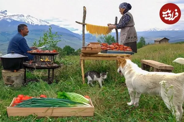 ببینید| غذای روستایی در آذربایجان؛ پخت پاستا با خرچنگ در طبیعت کوهستان
