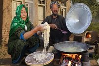 ببینید| غذای روستایی در افغانستان؛ تهیه نودل به روش سنتی یک زوج مسن افغان