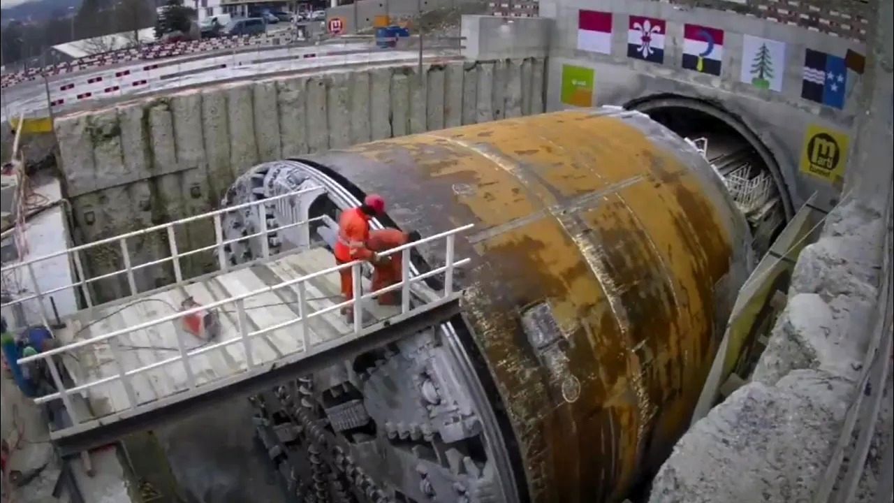 (ویدئو) ببینید دستگاه غول پیکر حفاری چگونه «تونل» راه آهن و مترو ایجاد می کند