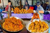 ببییند؛ غذای خیابانی در تایلند؛ پخت 200 کیلوگرم مرغ سوخاری طعم دار در بانکوک