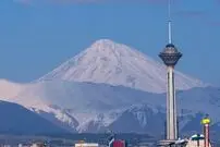 (ویدیو) لحظه تماشایی؛ برج میلاد و کوه دماوند در یک قاب در طلوع آفتاب