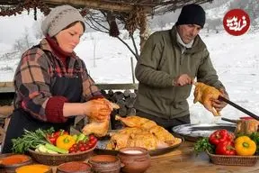 ببینید| غذای روستایی در آذربایجان؛ کباب کردن مرغ در هوای برفی در کوهستان