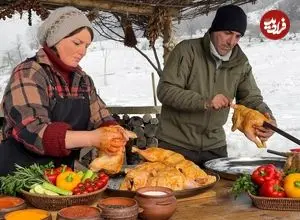 ببینید| غذای روستایی در آذربایجان؛ کباب کردن مرغ در هوای برفی در کوهستان