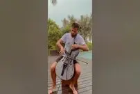 (ویدئو) اجرای دیوانه وار استپان هاوزر با ویولن سل وسط باران!