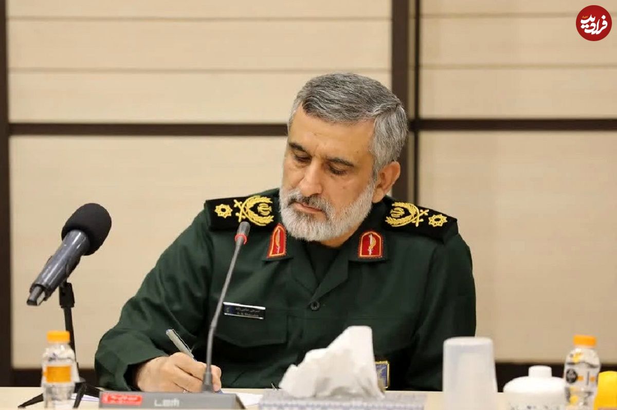 عکس؛ سفر در زمان؛ «سردار حاجی زاده در کنار احمد کاظمی» در یک بازدید؛ دهه 80