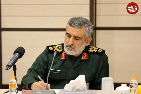 عکس؛ سفر در زمان؛ «سردار حاجی زاده در کنار احمد کاظمی» در یک بازدید؛ دهه 80