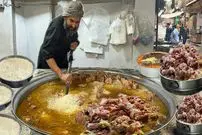 ببینید| غذای خیابانی در پاکستان؛ مهارت آشپزهای خیابانی در پخت کابلی پلو در پیشاور