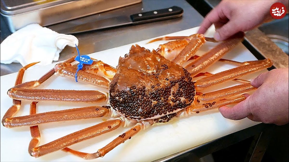 ببینید| غذای خیابانی در ژاپن؛ پخت غذاهای لوکس با خرچنگ برفی بزرگ در اوکیناوا