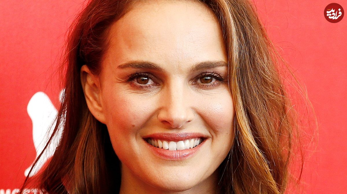 عکس| سفر در زمان؛ «ناتالی پورتمن» در مراسم افتتاحیه فیلم «آفرودیت توانا»؛ سال 1373