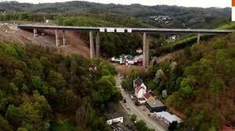فیلم: لحظه پر هیجان انفجار یک پل در آلمان