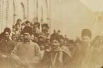 (عکس) صحنۀ تکان‌دهندۀ «اعدام» در عصر قاجار؛ آویزان کردن مجرمان از دروازه