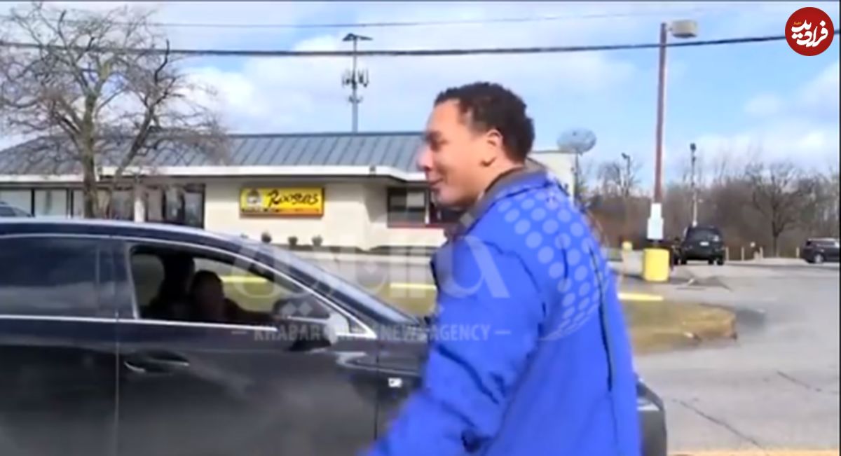 (ویدیو) حرکت عجیب در حین گزارش زنده تلویزیونی؛ حضور مادر مجری با ماشین!