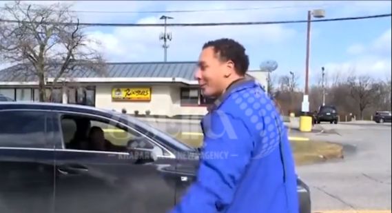 (ویدیو) حرکت عجیب در حین گزارش زنده تلویزیونی؛ حضور مادر مجری با ماشین!