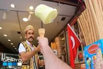 (ویدئو) خنده بامزه یک کودک به‌خاطر ترفندهای بستنی فروش در ترکیه⁣