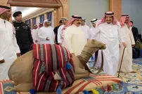 عکس| سفر زمان؛ پادشاه عربستان و  حاکم بحرین در حال خوردن یک شتر کامل؛ سال 1326