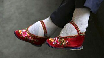 (عکس) رسم عجیب کوچک کردن پای زنان؛ زنانی با کوچک‌ترین پاهای دنیا!