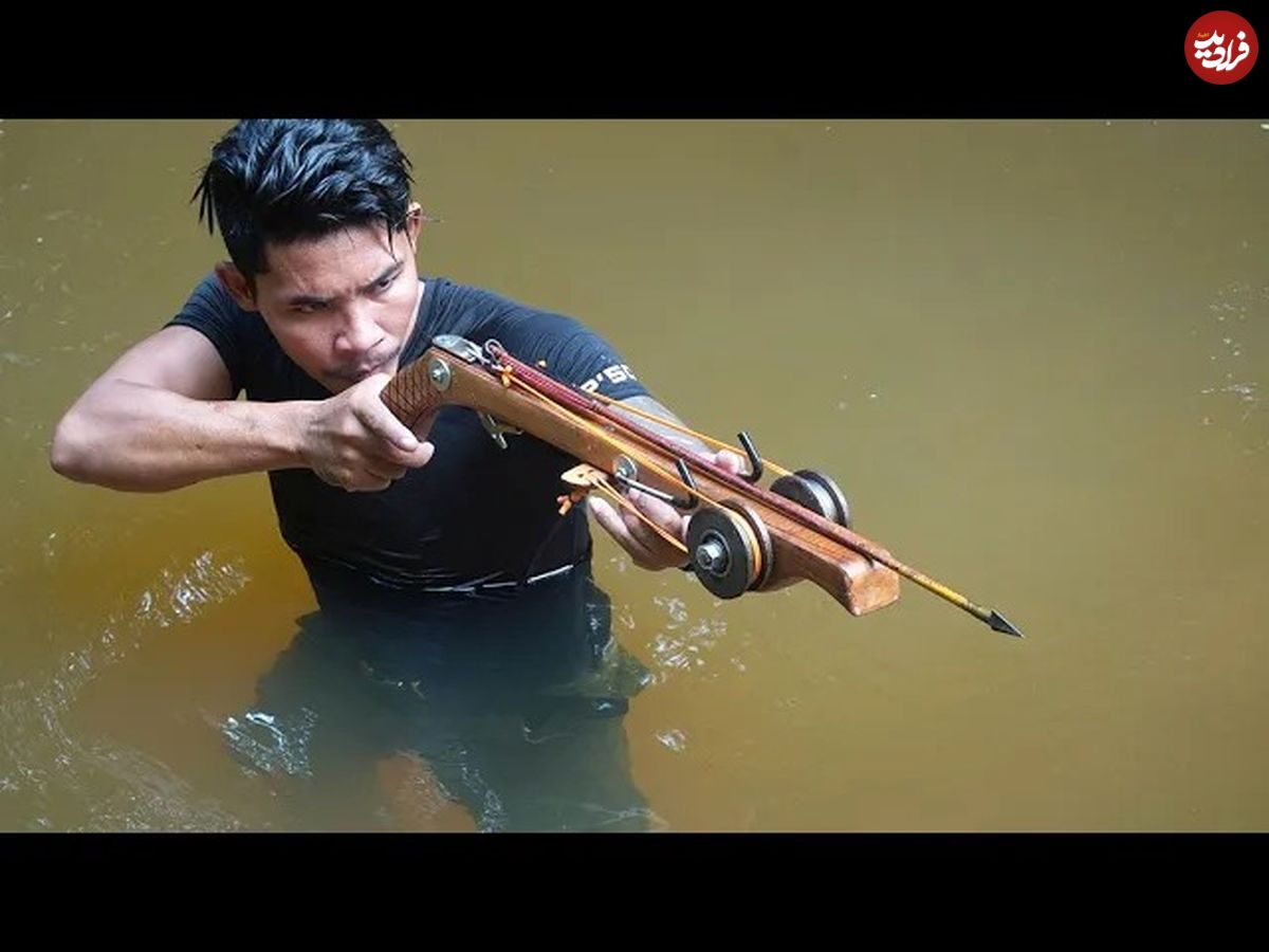 (ویدئو) نحوه ساخت تیرکمان چوبی قدرتمند برای شکار ماهی به سبک جوان ویتنامی