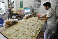 عکس| سفر به تهران قدیم؛ «شاطر جوان در مقابل یک نانوایی بربری»؛ سال ۱۳۵۶