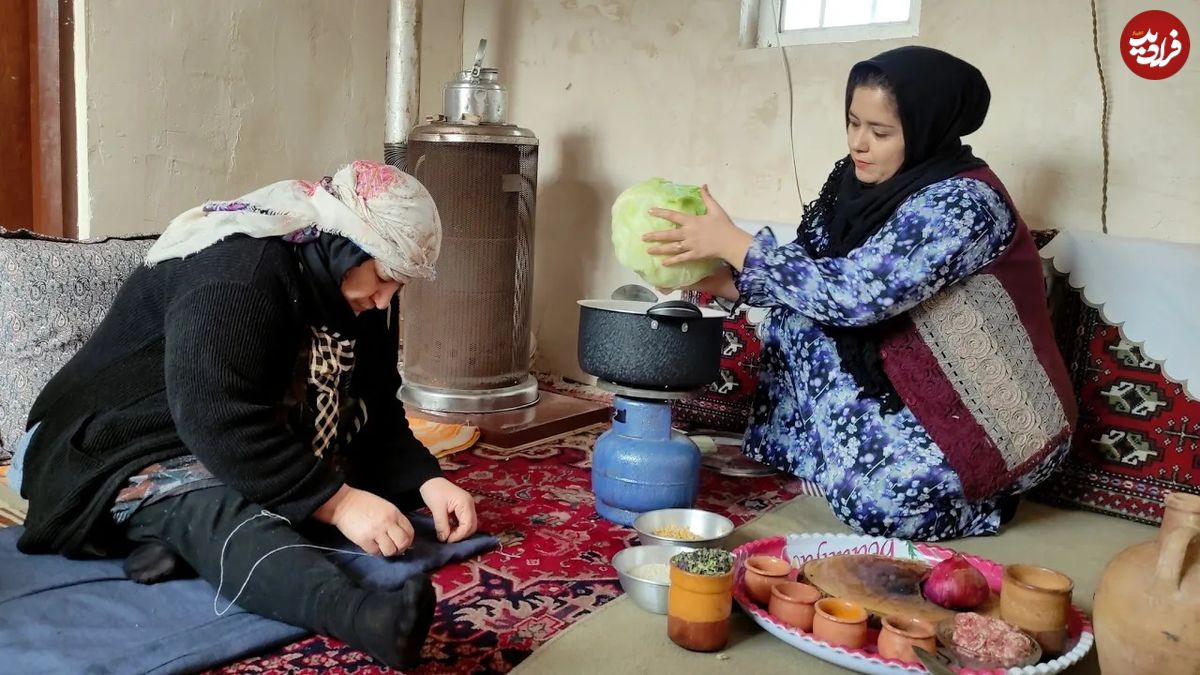 (ویدئو) طبخ یک غذا با گوشت چرخ کرده، نان و آش توسط خانواده روستای ارومیه ای