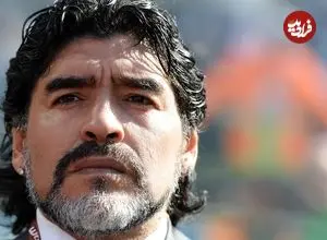 عکس| سفر در زمان؛ «مارادونا» در حال امضای قرارداد با باشگاه بارسلونا؛ سال 1361