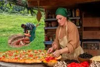 ببینید| غذای روستایی در آذربایجان؛ پخت یک پیتزای خانگی غول پیکر در طبیعت