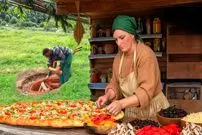 ببینید| غذای روستایی در آذربایجان؛ پخت یک پیتزای خانگی غول پیکر در طبیعت