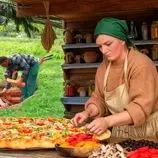 ببینید| غذای روستایی در آذربایجان؛ پخت یک پیتزای خانگی غول پیکر در طبیعت