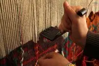 (عکس) این دختربچه ۳ ساله‌ شبانه‌روز قالی می‌بافد 