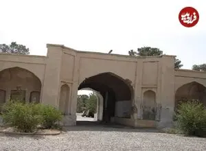 عکس| سفر زمان؛ مردی که در حیاط کاروانسرا به افق چشم دوخته است؛ 140 سال قبل