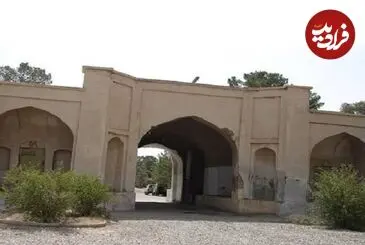 عکس| سفر زمان؛ مردی که در حیاط کاروانسرا به افق چشم دوخته است؛ 140 سال قبل
