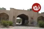 عکس| سفر زمان؛ مردی که در حیاط کاروانسرا به افق چشم دوخته است؛ 140 سال قبل